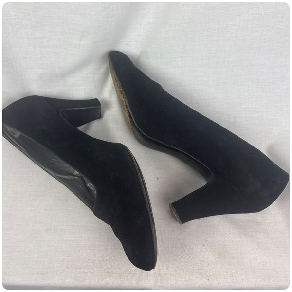 1950s–60s Minimal Black Suede Pumps – Round Toe – Peacock Shoe Shop 7.5 Narrow