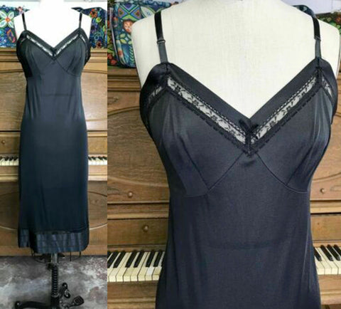 Vintage Slip/ Vintage 1950s 1960s/ Black Dress Slip/ PINUP/ Lace/ 50s Lingerie