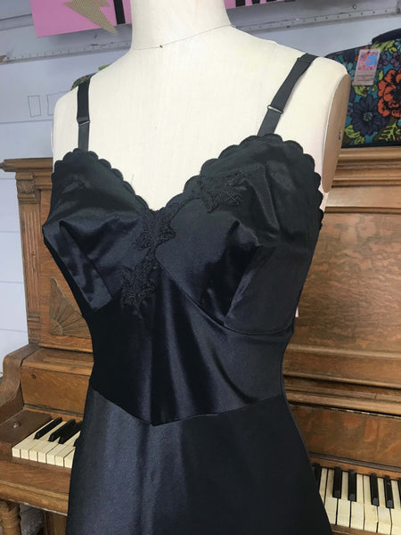 Vintage 1950s | Shadowline Black Stiff Tafetta Scalloped Lingerie Pin up Slip XS