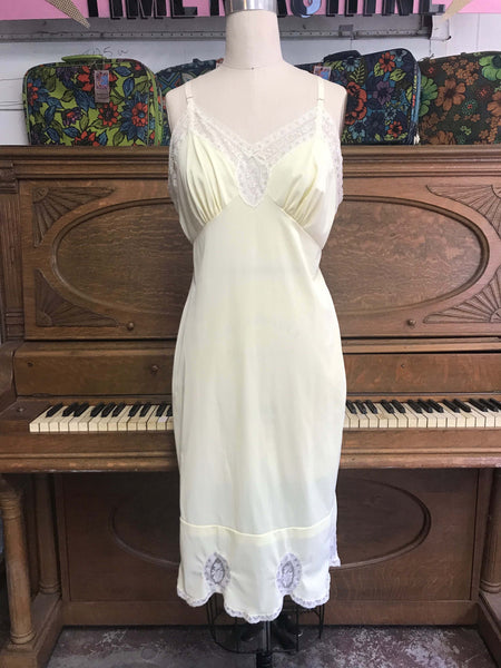 Vintage 50s 60s | Pale Yellow Lingerie Lace Pin up Slip | M