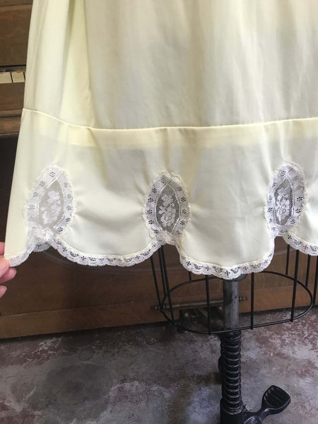 Vintage 50s 60s | Pale Yellow Lingerie Lace Pin up Slip | M