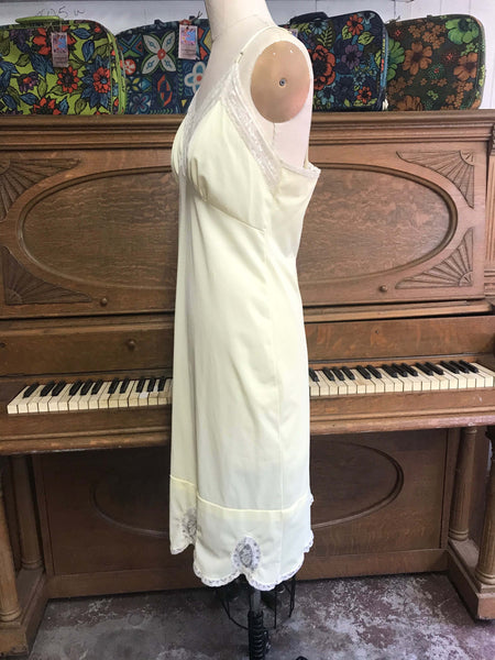 Vintage 50s 60s | Pale Yellow Lingerie Lace Pin up Slip | M