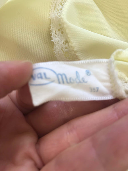 Vintage 50s 60s | Pale Yellow Lingerie Lace Pin up Slip | M
