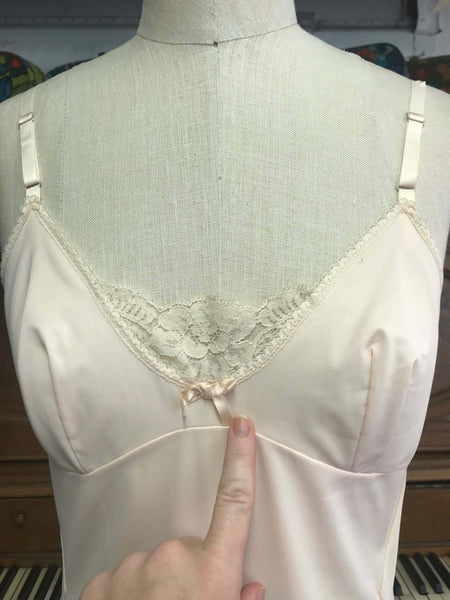 Vintage 1950s | Nude Stiff Tafetta Lace Lingerie Pin up Slip | XS S