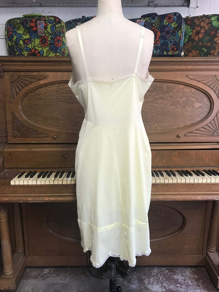 Vintage 50s 60s | Pale Yellow Lingerie Lace Pin up Slip | M