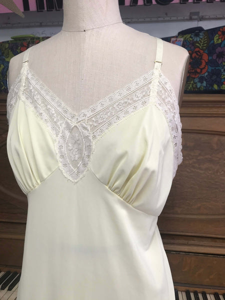 Vintage 50s 60s | Pale Yellow Lingerie Lace Pin up Slip | M