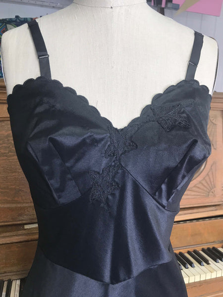 Vintage 1950s | Shadowline Black Stiff Tafetta Scalloped Lingerie Pin up Slip XS