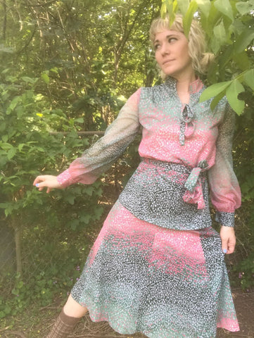 Vintage 70s | Boho Hippie Bow Neck Floral Secretary Dress | S M