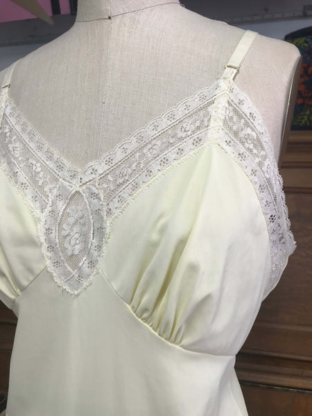 Vintage 50s 60s | Pale Yellow Lingerie Lace Pin up Slip | M