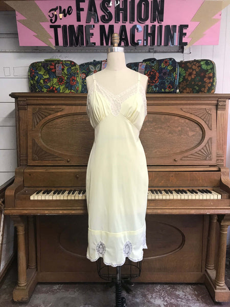 Vintage 50s 60s | Pale Yellow Lingerie Lace Pin up Slip | M